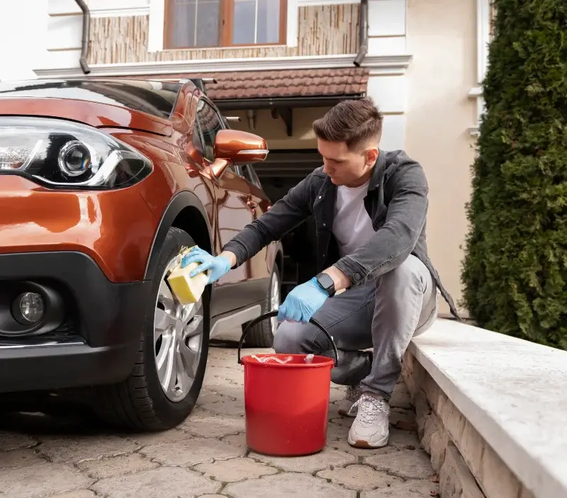 Lavage auto à domicile Pontvallain : professionnel intervenant sur un véhicule
